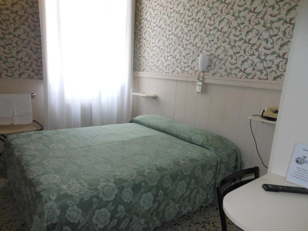 Hotel Stipino Lucca Bilik gambar